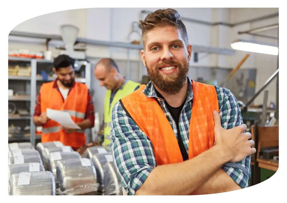 Hantverkare med varselväst tänker på vanliga frågor om bokföringsprogram