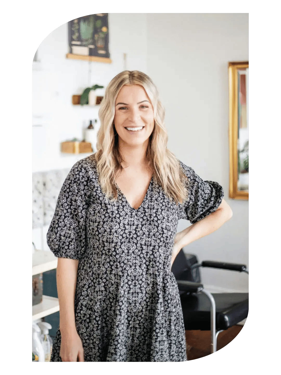 Kvinnlig småföretagare som tänker på lönesystem